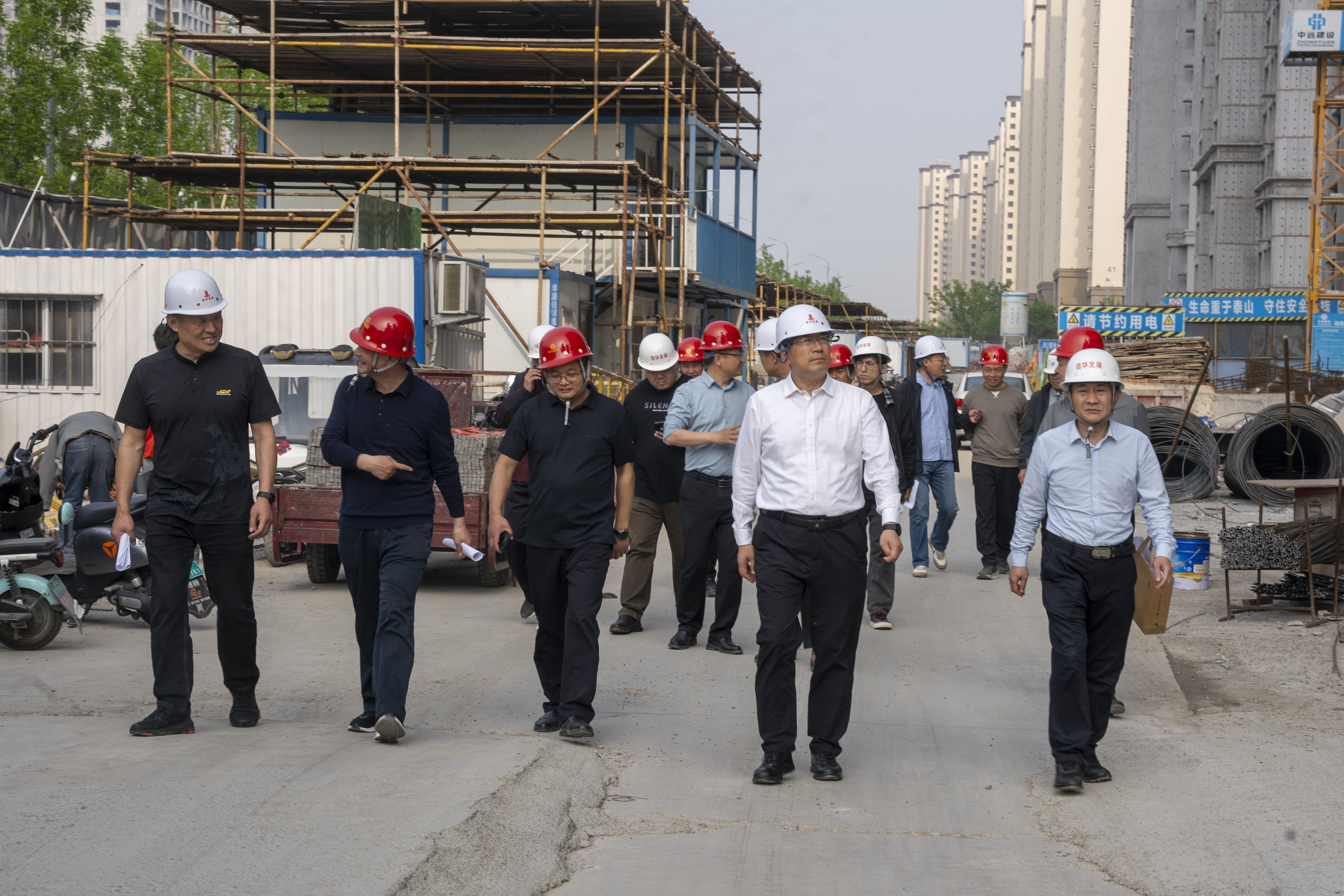 信华集团召开棚改项目建设调度会