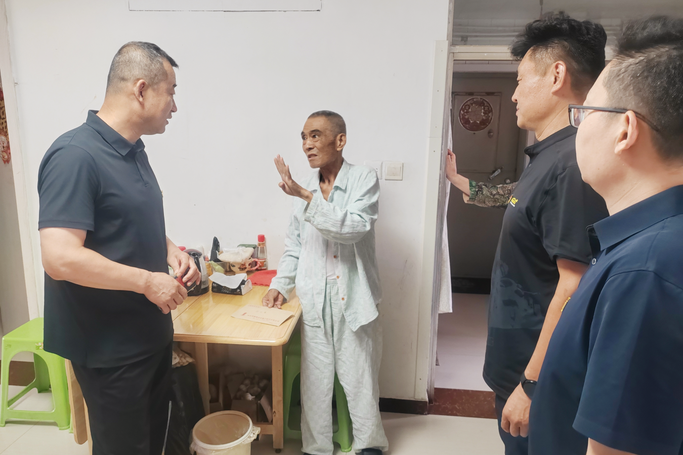 信华发展公司开展“七一” 走访慰问困难党员活动