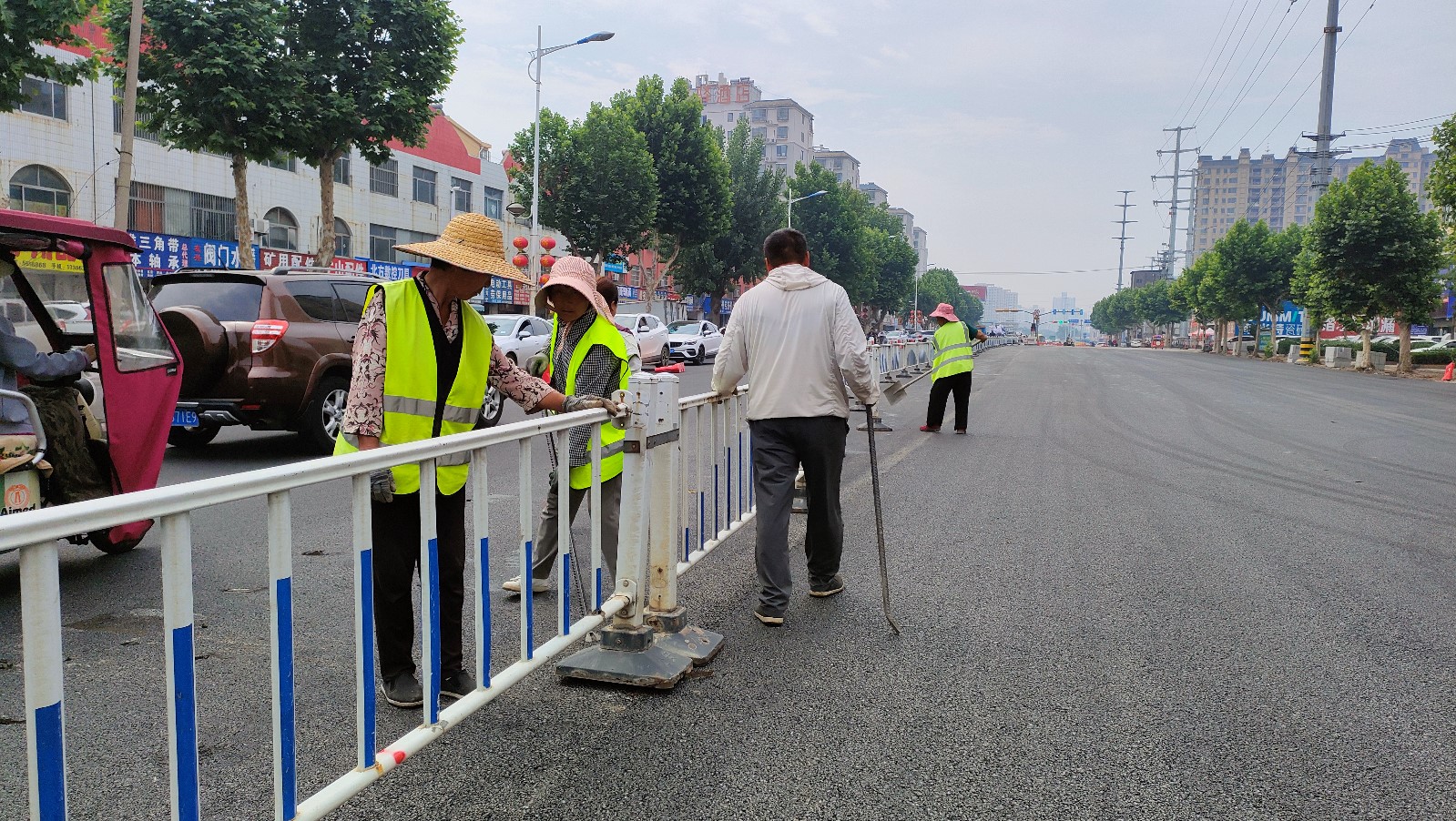 平行路（荆河东路至沿河路段）主车道顺利完成沥青铺设